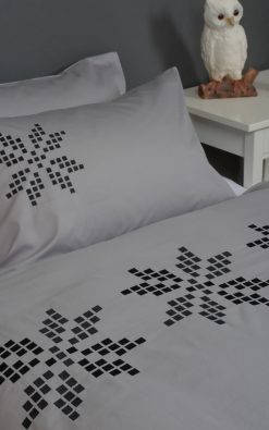 Áttablaðarós með bróderingu - Stærðir 140X200 – 140X220 – 200X200 – 200X220