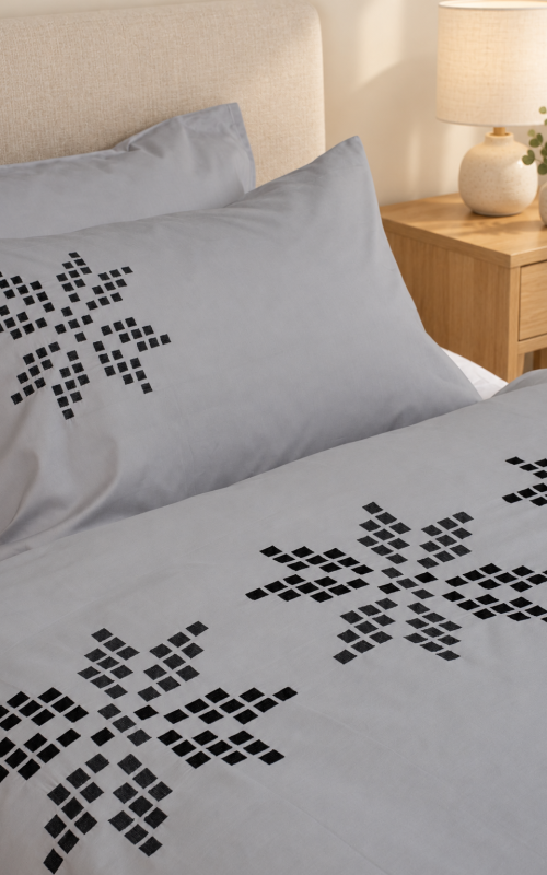 Áttablaðarós með bróderingu - Stærðir 140X200 – 140X220 – 200X200 – 200X220