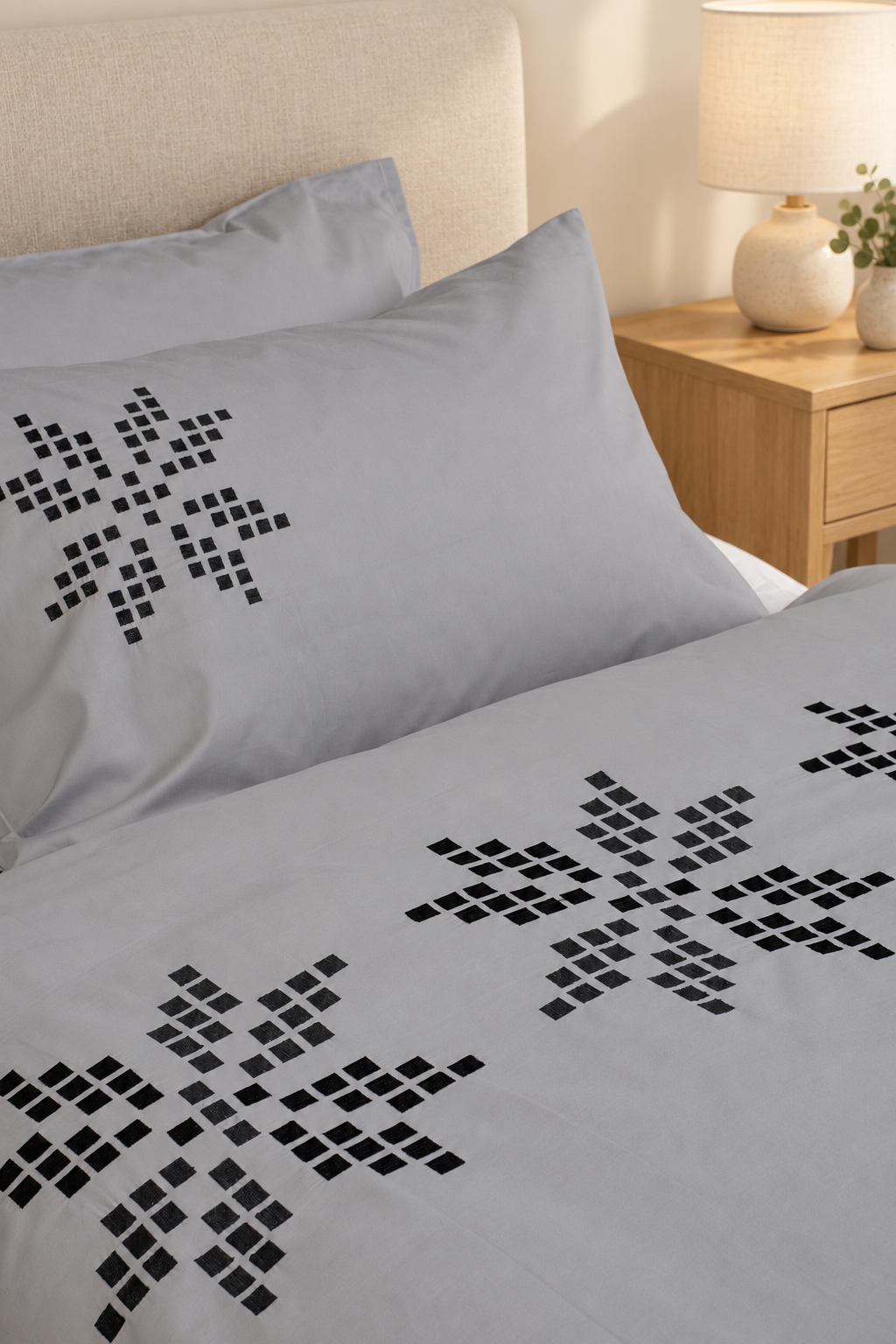 Áttablaðarós með bróderingu - Stærðir 140X200 – 140X220 – 200X200 – 200X220