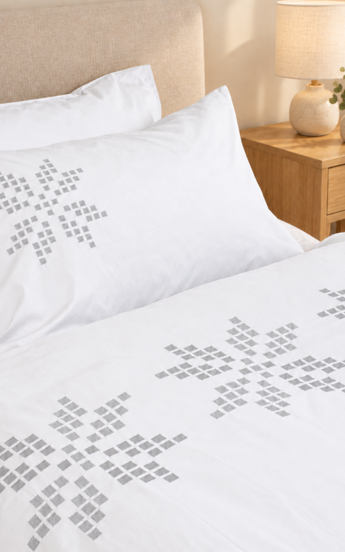 Áttablaðarós með bróderingu - Stærðir 140X200 – 140X220 – 200X200 – 200X220