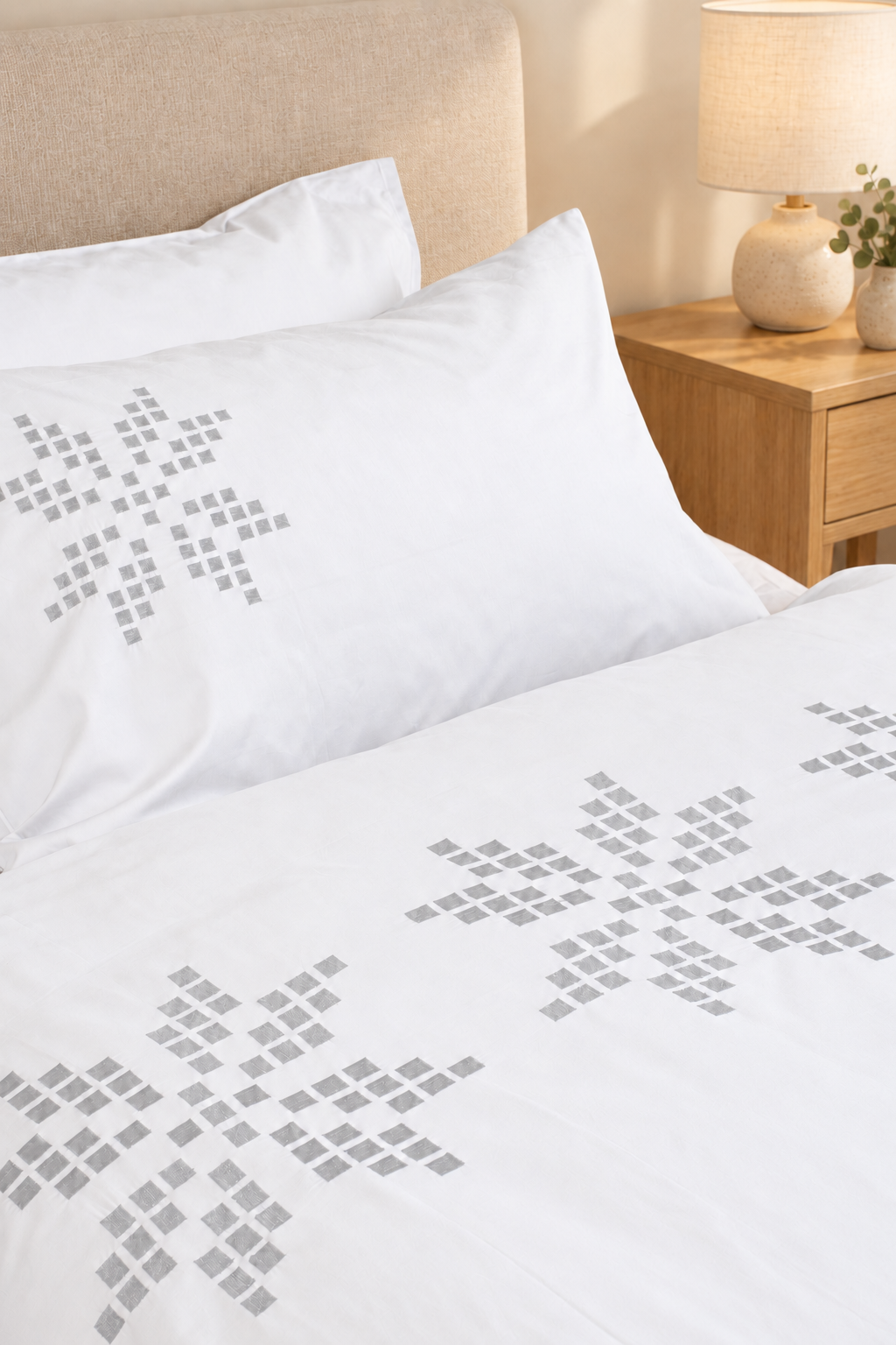 Áttablaðarós með bróderingu - Stærðir 140X200 – 140X220 – 200X200 – 200X220