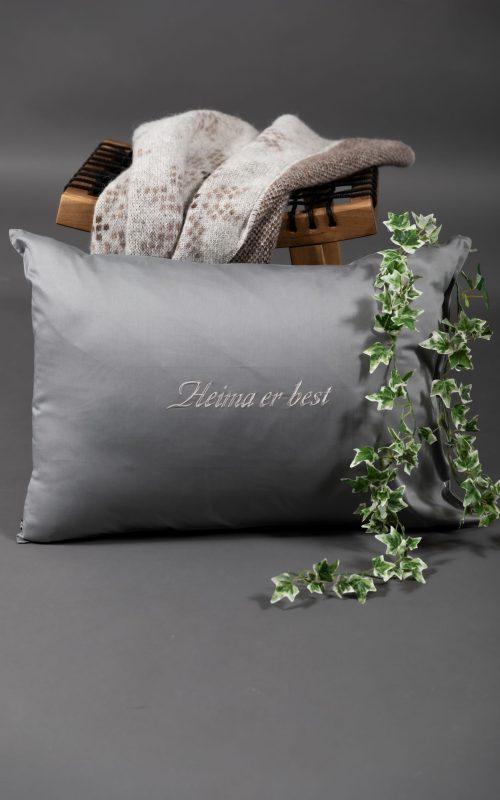 Heima er best – koddaver úr Pima bómull með áletrun – 50x70 cm