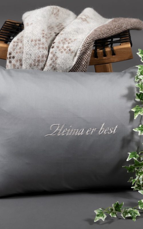 Heima er best – koddaver úr Pima bómull með áletrun – 50x70 cm