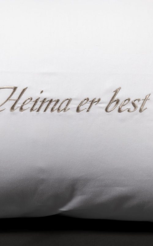 Heima er best – koddaver úr Pima bómull með áletrun – 50x70 cm