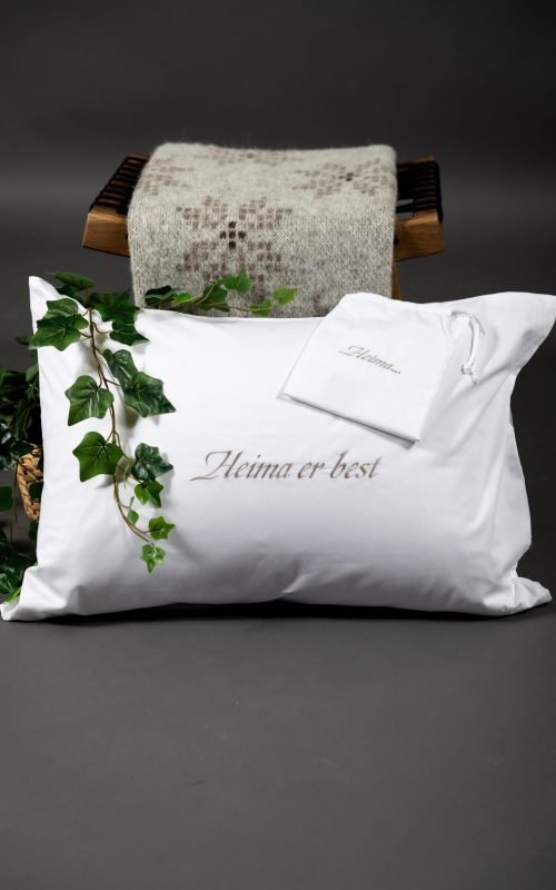 Heima er best – koddaver úr Pima bómull með áletrun – 50x70 cm