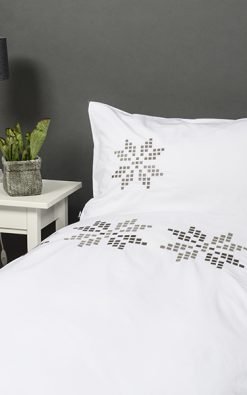 Áttablaðarós bróderuð hvít með gráu