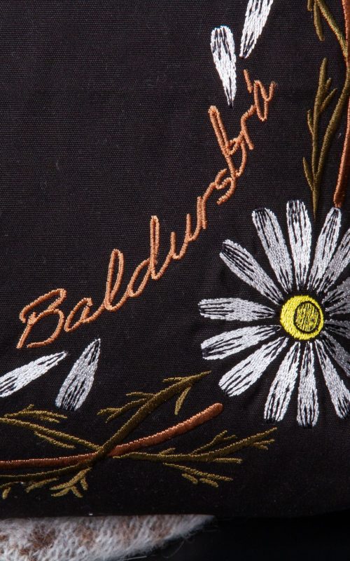 Baldursbrá bróderað púðaver – íslensk hönnun í skrauti náttúrunnar
