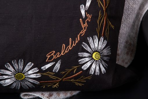 Baldursbrá bróderað púðaver – íslensk hönnun í skrauti náttúrunnar