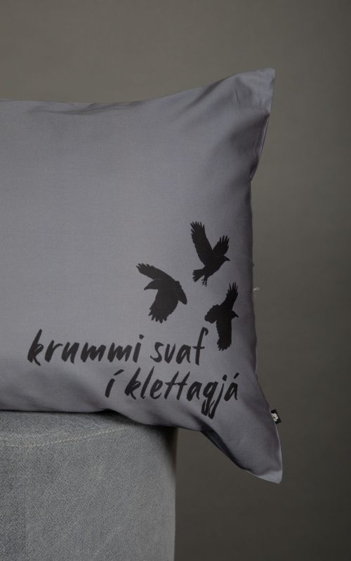 Krummi svaf í klettagjá– 540 þráða satín koddaver með texta – 50x70 cm