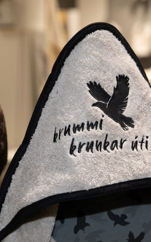 Krummi krunkar úti hettuhandklæði  – Mjúkt og rakadrægt barnahandklæði úr bómull