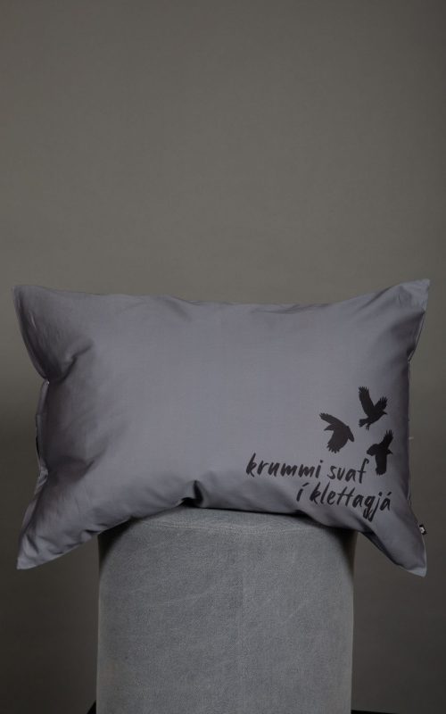 Krummi svaf í klettagjá– 540 þráða satín koddaver með texta – 50x70 cm