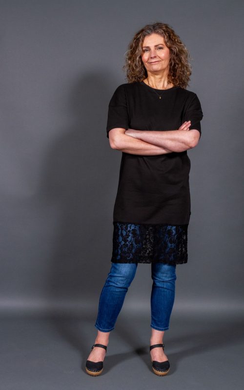 Freyja kjóll – Svartur með breiðri blúndu (XS–XL)