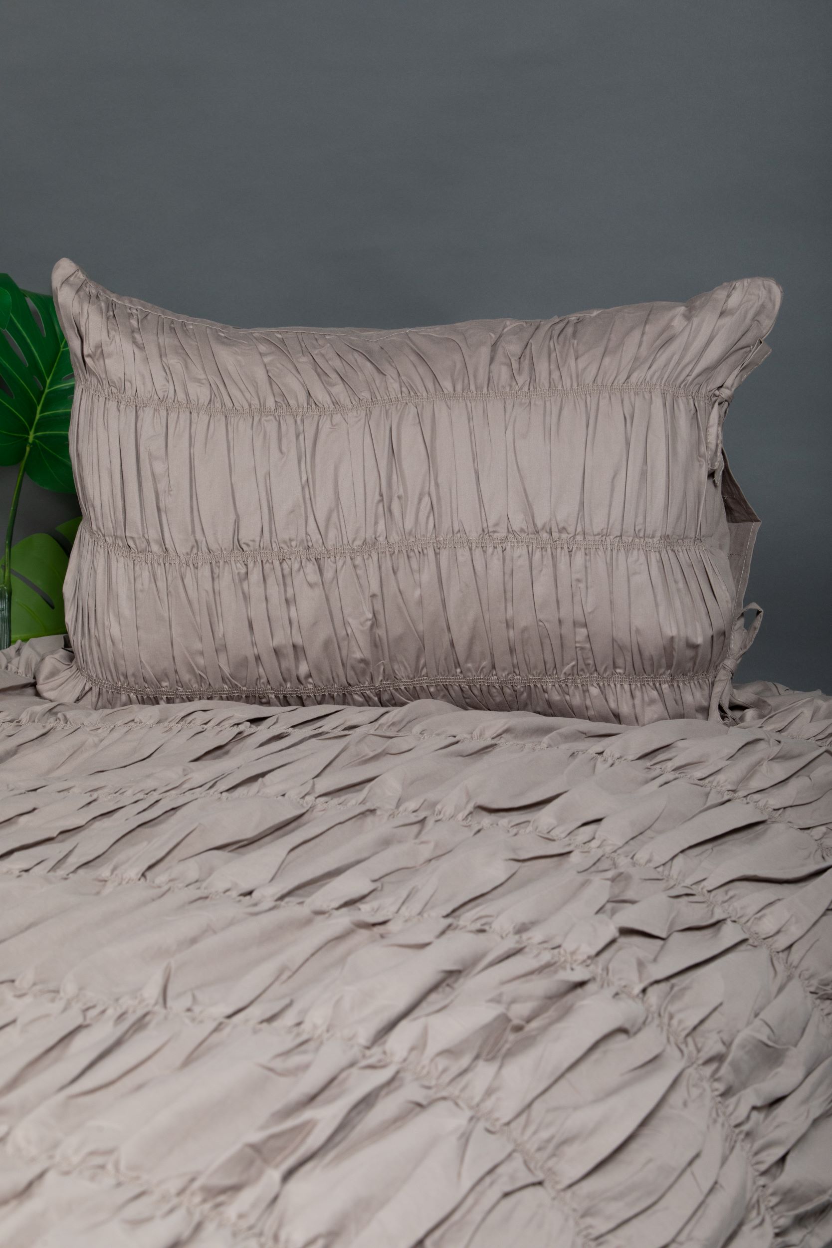 Rykkt koddaver 380 þráða Pima-bómull – Mold brúnn, Jökull hvítur, Sandur dökkgrár – 50×70 cm