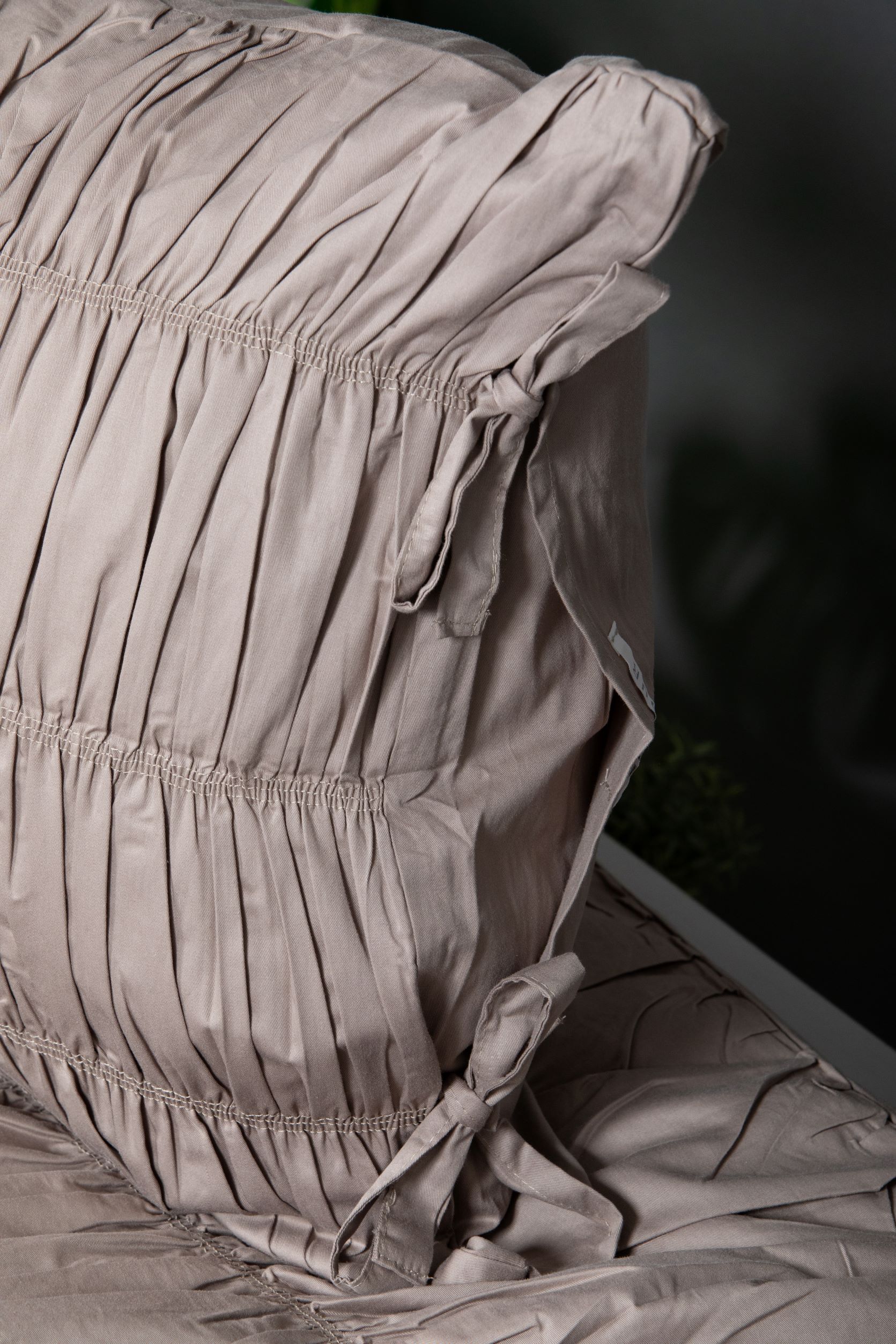 Rykkt koddaver 380 þráða Pima-bómull – Mold brúnn, Jökull hvítur, Sandur dökkgrár – 50×70 cm