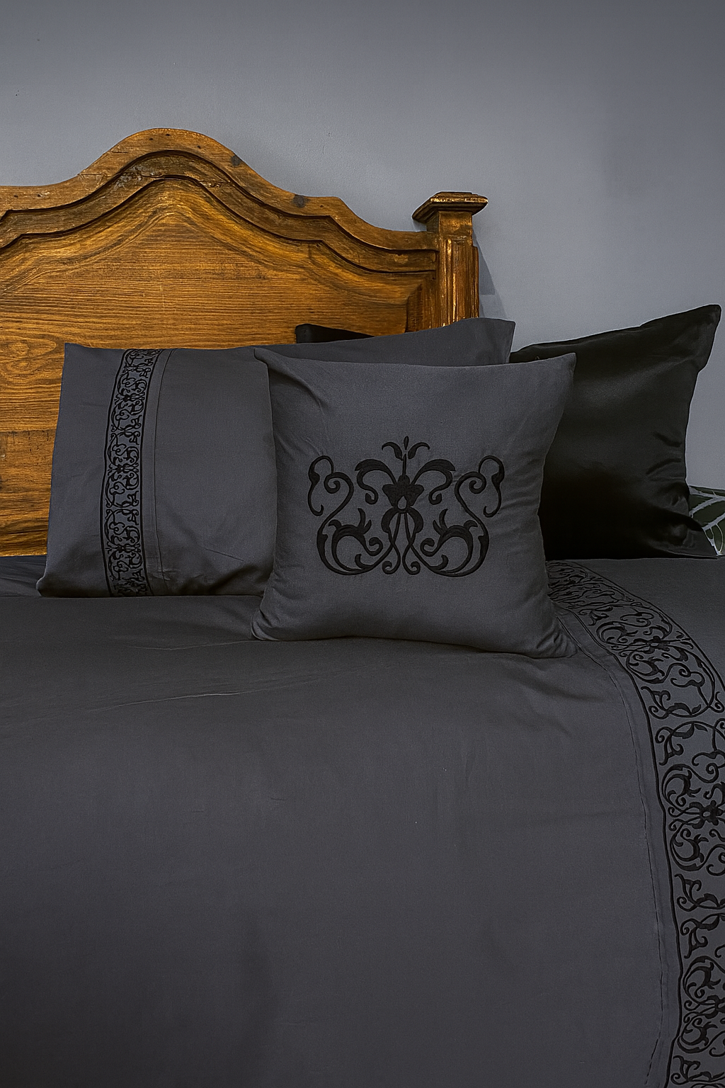 Silfra 380 þráða Pima-bómull rúmföt – Hvít & Dökkgrá með bróderingu