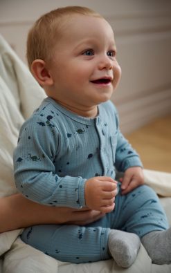 AW25 – Fixoni samfestingur úr riffluðu efni með mynstri